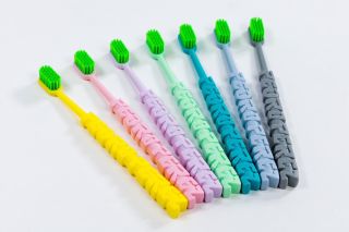 Kartáček Pedro Pérez je zkonstruován v souladu s posledními trendy a potřebami v oblasti dentální hygieny. Malá kompaktní...